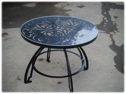 Металлический стол с накладкой на столешницу из калёного стекла
