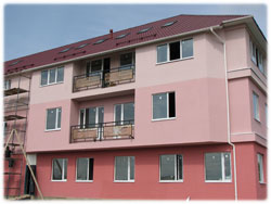 Ограждение балкона малоэтажного жилого здания