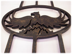 Вырезанная из металла фигура орла, украшение для ворот