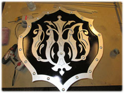 Оригинальный декоративный герб из металла