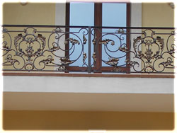 Кованый декор балкона