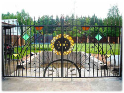 Прозрачные раздвижные сварные ворота с центральным декоративным элементом