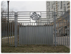Типовой забор для ограждения офисно-складского комплекса